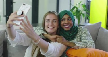 Farklı ülkelerden arkadaşlar başlangıç ofisinde selfie çekiyorlar