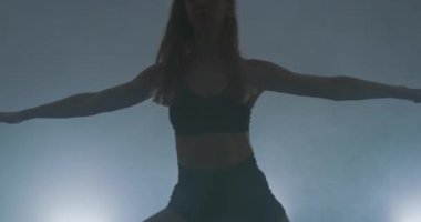 Dans kursunda çağdaş dansçılar.