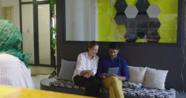 Toplantıda tablet bilgisayar kullanan iki kişi ile Stratup Şirketi