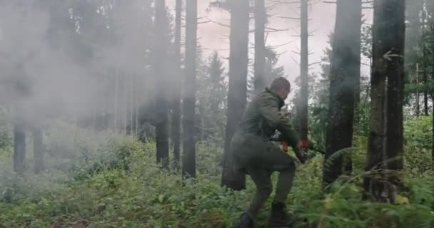 Millimális fellépés a sűrű erdőben, a terrorizmus, a háború és a terrorizmus koncepciója után futva — Stock videók