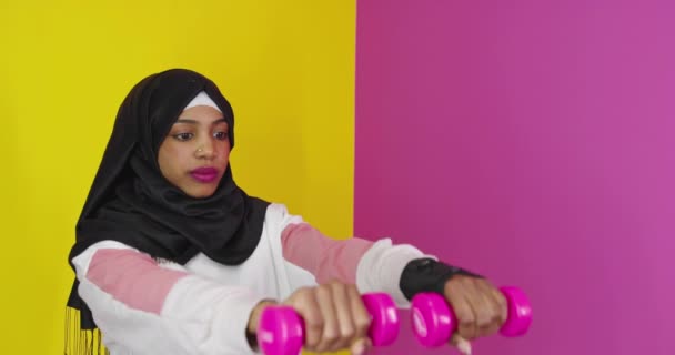 Красивая африканская американская девушка в мусульманском хиджабе на цветном фоне — стоковое видео