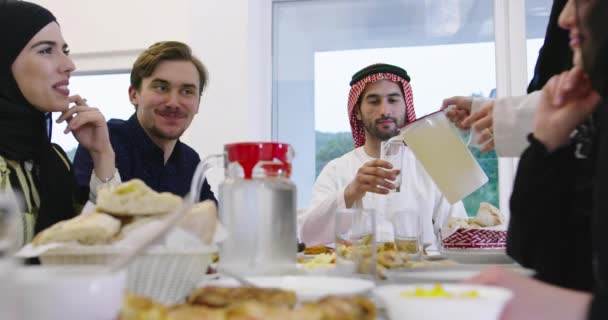 Familia musulmana teniendo una fiesta de Ramadán — Vídeos de Stock
