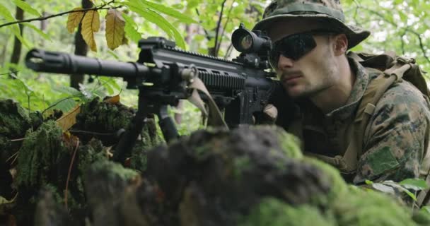 Voll ausgerüstete Gewehrsoldaten in Tarnuniform greifen Feinde an, Gewehr in Schießposition im dichten Wald — Stockvideo