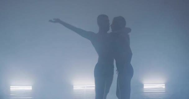 Pareja de arte preformado o danza contemporánea en habitación llena de humo — Vídeos de Stock