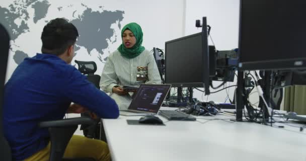 Multiethnische Menschen arbeiten in Startup-Büro zusammen — Stockvideo
