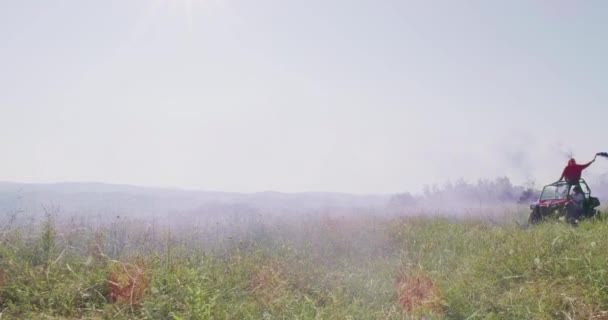 Hipster vrienden Op Road Trip Rijden In Convertible Car off road in de natuur en plezier hebben — Stockvideo