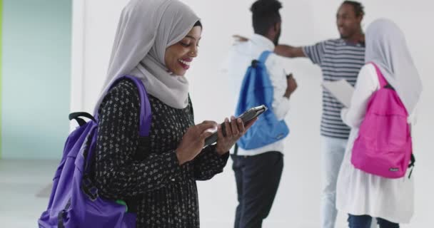 Estudiante de Musilm con grupo de amigos en el fondo vistiendo ropa tradicional islámica de hijab y usando tableta — Vídeo de stock