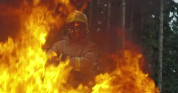 Retrato de bombero con equipo completo, sostiene el hacha en su mano — Vídeos de Stock