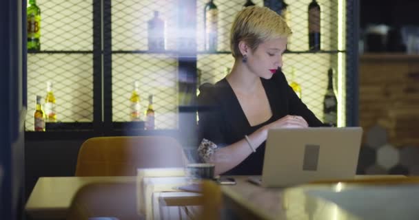 Zakenvrouw werkt op Laptop In Coffee Shop — Stockvideo
