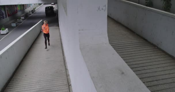 Estilo de vida saudável e mulher esportiva em eviroment urbano — Vídeo de Stock