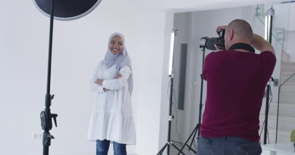 Fotograf im Fotostudio schießt traditionelles muslimisches Modell — Stockvideo