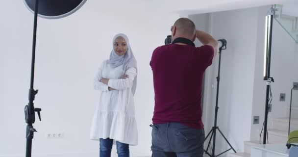 Fotógrafo em estúdio de fotografia fotografar modelo muçulmano tradicional — Vídeo de Stock