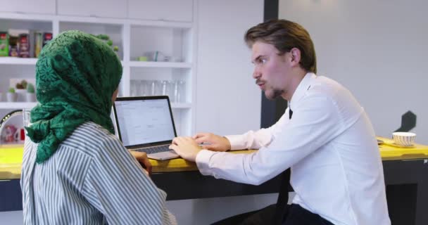 Startup company with two people using laptop at meeting — Stock Video