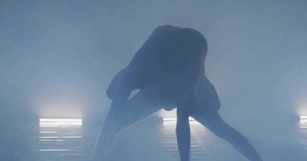 Пара преобразующих искусств или современный танец в комнате, наполненной дымом — стоковое видео