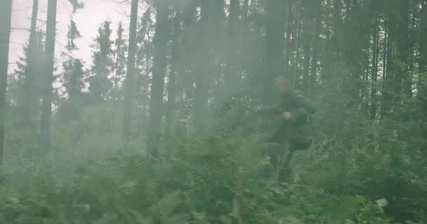 Action millénaire dans une forêt dense, après le terrorisme, concept de guerre et de terrorisme — Video