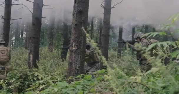 Katonák a füstben, csataműveletben, sűrű erdőn át. — Stock videók