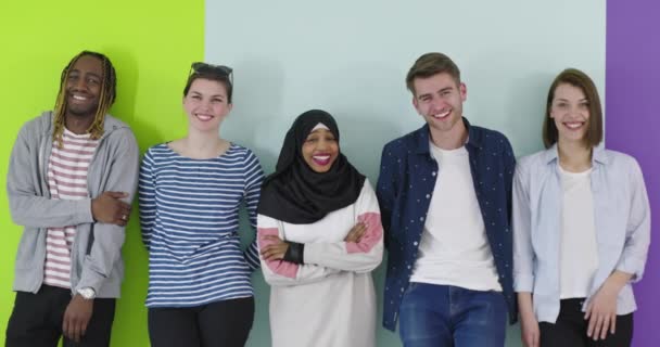 色の背景に異なる国籍の美しい若い人たち — ストック動画