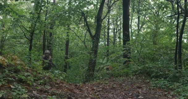 Soldats se déplaçant à travers la forêt pendant l'action tactique concept de guerre et d'attaque — Video