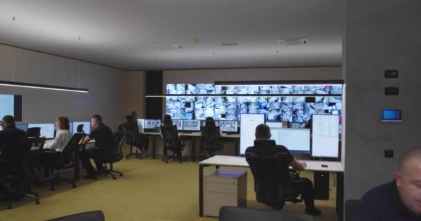 Ochrona monitoruje nowoczesne kamery CCTV w pokoju monitoringu — Wideo stockowe