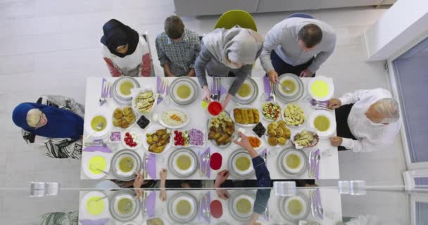 Muselman familj samla för att ha Iftar i Ramadan tillsammans ovanifrån — Stockvideo