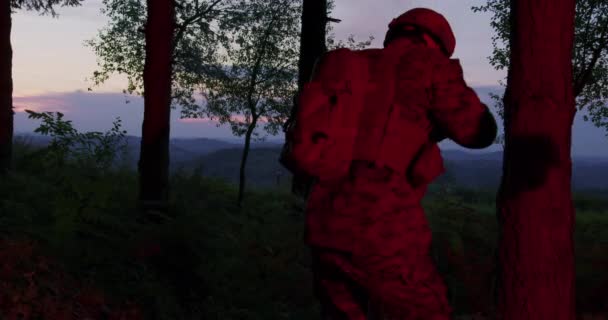 Gruppe von Soldaten mit Fackeln, um ihre Position während einer Militäraktion in dichtem Wald zu signalisieren — Stockvideo
