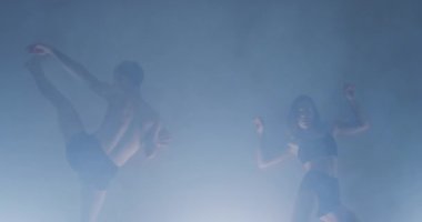 Önceden hazırlanmış sanat eserleri ya da dumanla dolu bir odada çağdaş dans