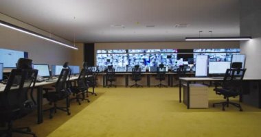 Ana CCTV güvenlik veri merkezinde boş ofis, masa ve sandalyeler..