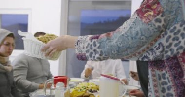 Modern evde İslami akşam yemeği kavramı 