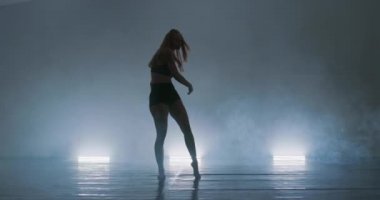 Dans kursunda çağdaş dansçılar.