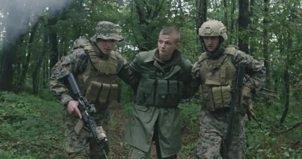 Lucha contra el terrorismo, acción militar en el bosque — Vídeo de stock