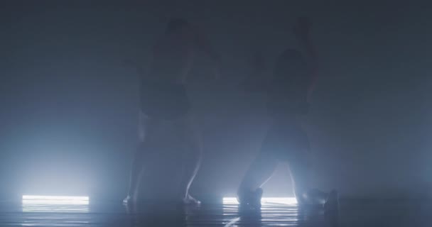 Pár formování umění nebo současný tanec v místnosti plné kouře — Stock video