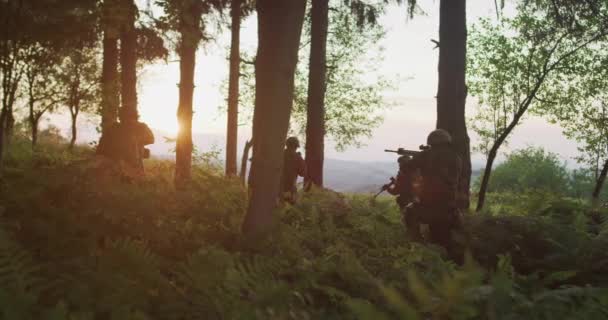 Skupina vojáků chránila frontu a prováděla složitou vojenskou akci — Stock video