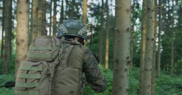 Повністю озброєні солдати одягнені камуфляж у формі атакуючого ворога — стокове відео