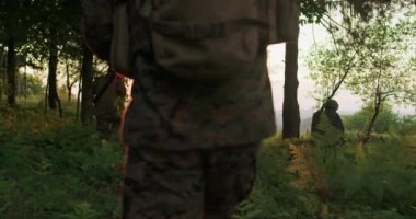 Cephe hattını koruyan ve karmaşık askeri harekat düzenleyen bir grup asker.