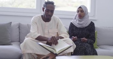 Afrikalı Müslüman çift ramazan 'da Kuran-ı Kerim' i okuyorlar. 