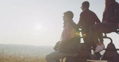 Genç arkadaşlar sabah güneşinde eğleniyorlar, hipsterlar macera arıyorlar.