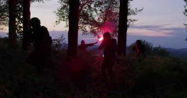 Yoğun ormandaki askeri harekat sırasında işaret fişeği kullanan bir grup asker.