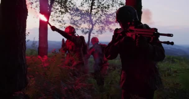 Grupo de soldados que utilizan bengalas para señalar su posición durante la acción militar en bosques densos — Vídeos de Stock