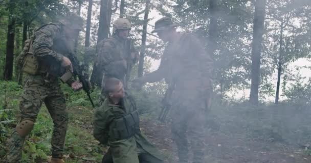 Terörle mücadele, ormanda askeri harekat — Stok video