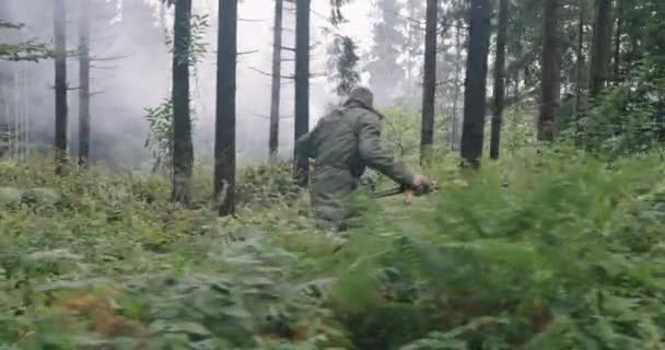 Acción militar en bosques densos, persecución de terroristas, concepto de guerra y terrorismo — Vídeos de Stock