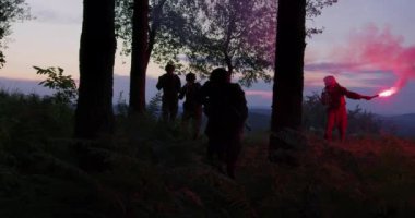 Yoğun ormandaki askeri harekat sırasında işaret fişeği kullanan bir grup asker.