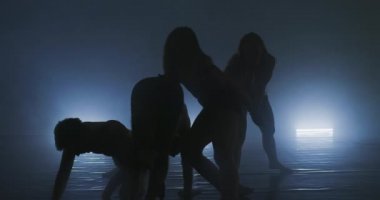 Çağdaş bale dansçılarının silueti.