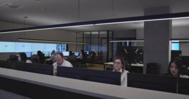 Güvenlik görevlileri gözetleme odasındaki kameraları izliyorlar.