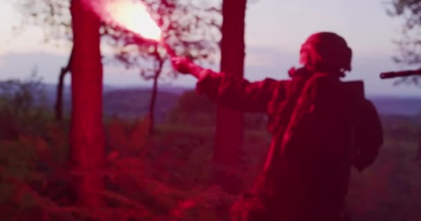 鬱蒼とした森の中で軍事行動中に自分の位置を示すためにフレアを使用して兵士のグループ — ストック動画