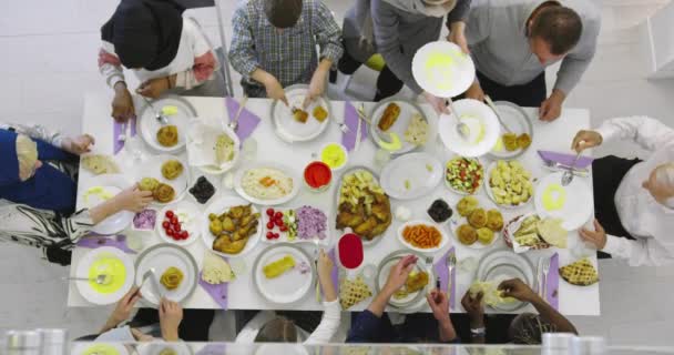 Ramadán vacsora családi felülnézetből — Stock videók