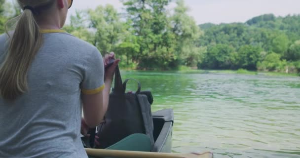 Ζευγάρι καγιάκ στη λίμνη στο ποτάμι και έχοντας περιπέτεια στη φύση — Αρχείο Βίντεο