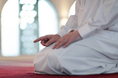 Cami içinde müslüman namazı.