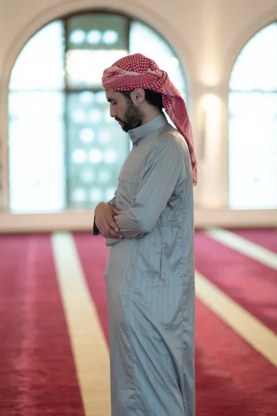Muslim doa di dalam masjid — Stok Foto