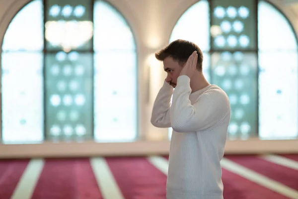 Un musulman commence à offrir la prière en levant les mains dans les airs, un état de calme dans la prière. — Photo