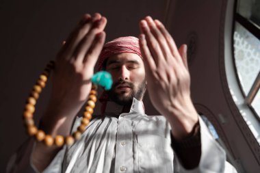 Müslümanlar mescitte Allah 'a ibadet ediyorlar.